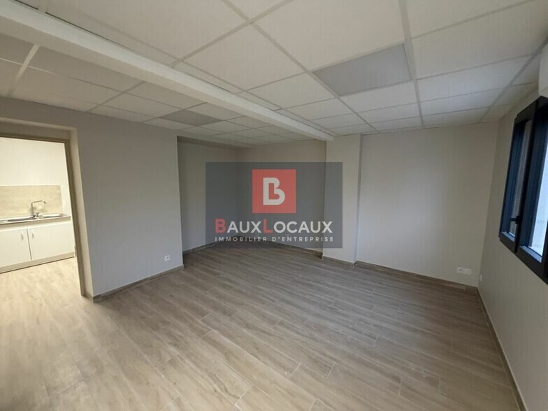 Office in Le Pontet for lease - Building Photo - Image 3 of 6