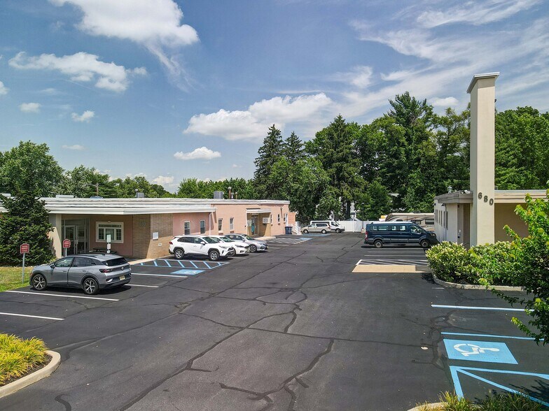 690 Whitehead Rd, Lawrenceville, NJ à vendre - Photo du bâtiment - Image 3 de 11