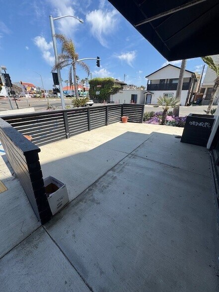 16305 Pacific Coast Hwy, Seal Beach, CA à vendre - Photo du bâtiment - Image 3 de 12