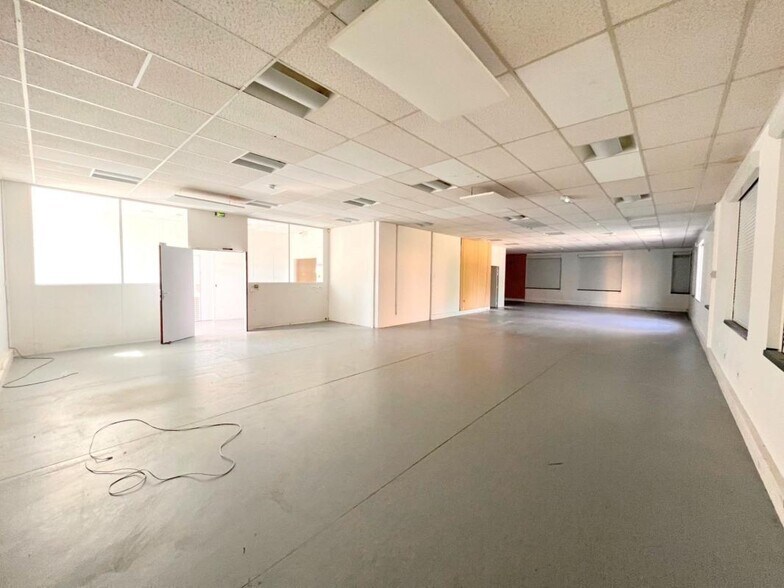 Local d'activités dans Montigny-le-Bretonneux à vendre - Photo intérieure - Image 2 de 14
