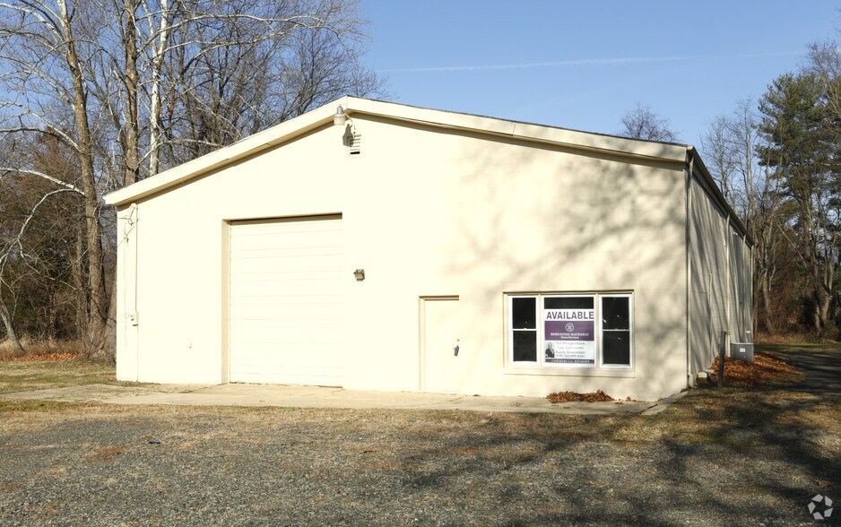 92 State Hwy 33, Manalapan Township, NJ à vendre - Photo du bâtiment - Image 1 de 11