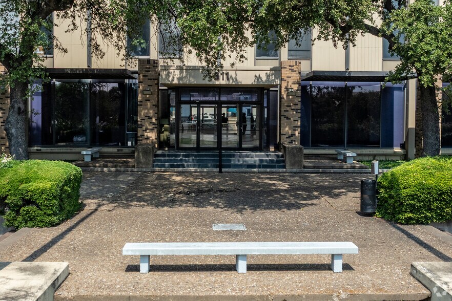 811 S Central Expy, Richardson, TX à louer - Photo du bâtiment - Image 2 de 5