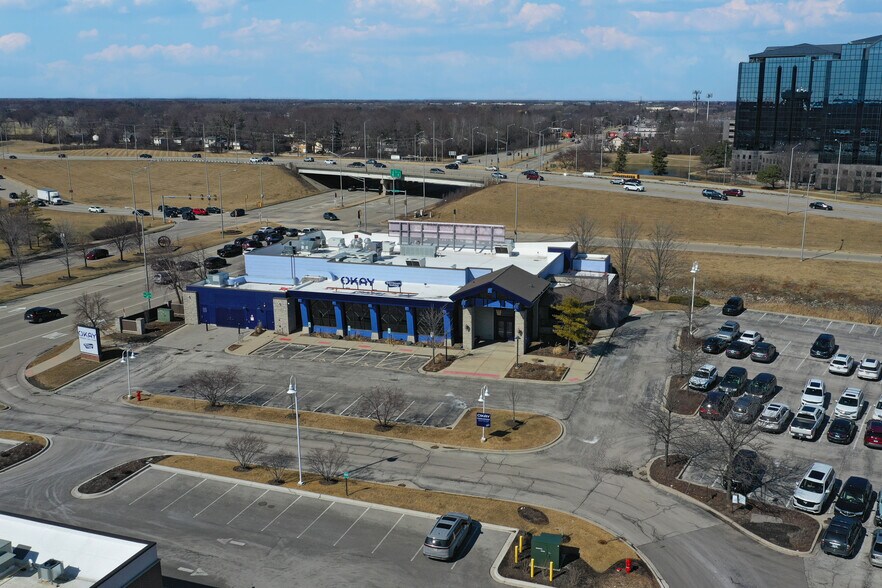 781 N Milwaukee Ave, Wheeling, IL à louer - Photo du bâtiment - Image 3 de 12