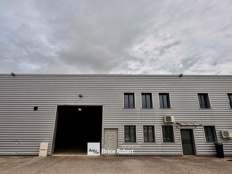 81 Avenue Du Progrès, Chassieu à louer - Photo du bâtiment - Image 1 de 5