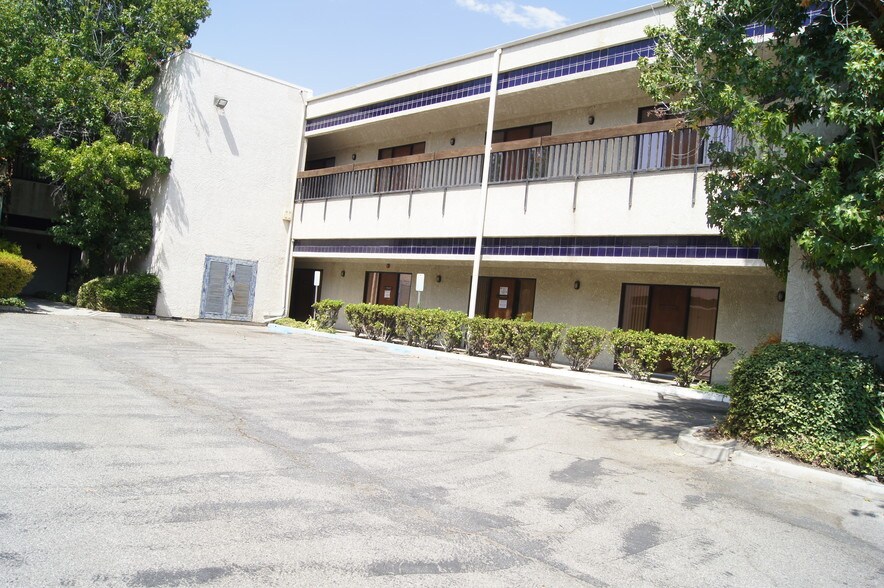 715 N Arrowhead Ave, San Bernardino, CA à louer - Photo du bâtiment - Image 3 de 46