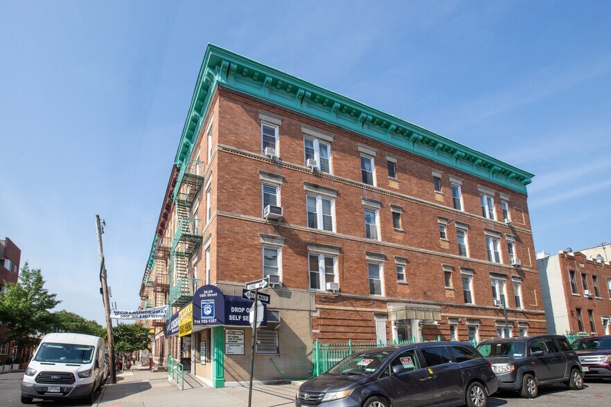 26-04 18th St, Astoria, NY à vendre - Photo du bâtiment - Image 3 de 6