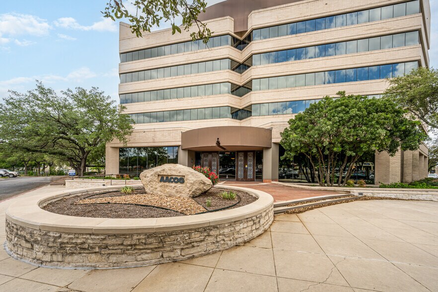 2700 NE Loop 410, San Antonio, TX à louer - Photo du bâtiment - Image 2 de 5