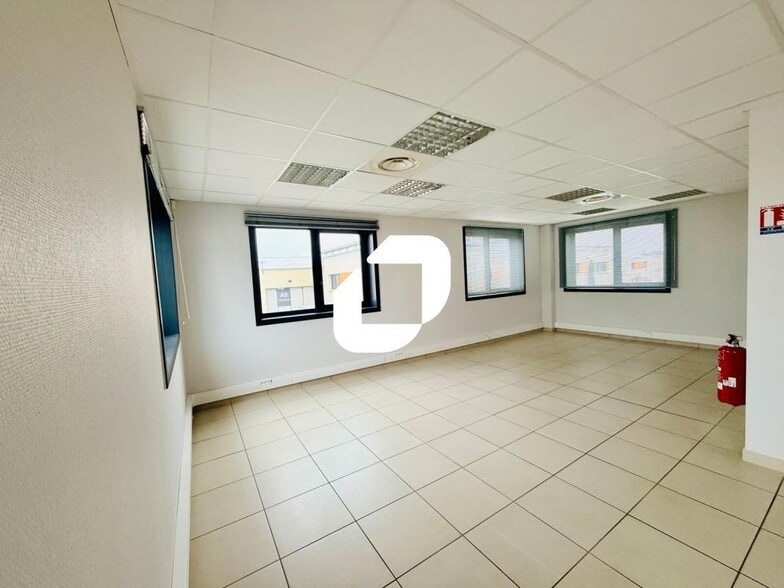 Flex in Meyzieu for lease - Interior Photo - Image 3 of 8