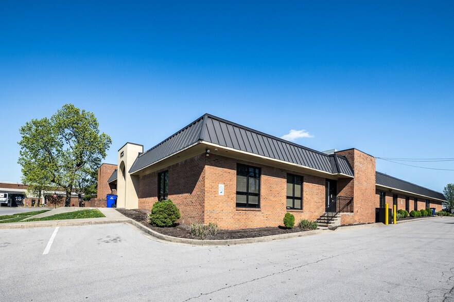 2216 Young Dr, Lexington, KY à louer - Photo du bâtiment - Image 3 de 14