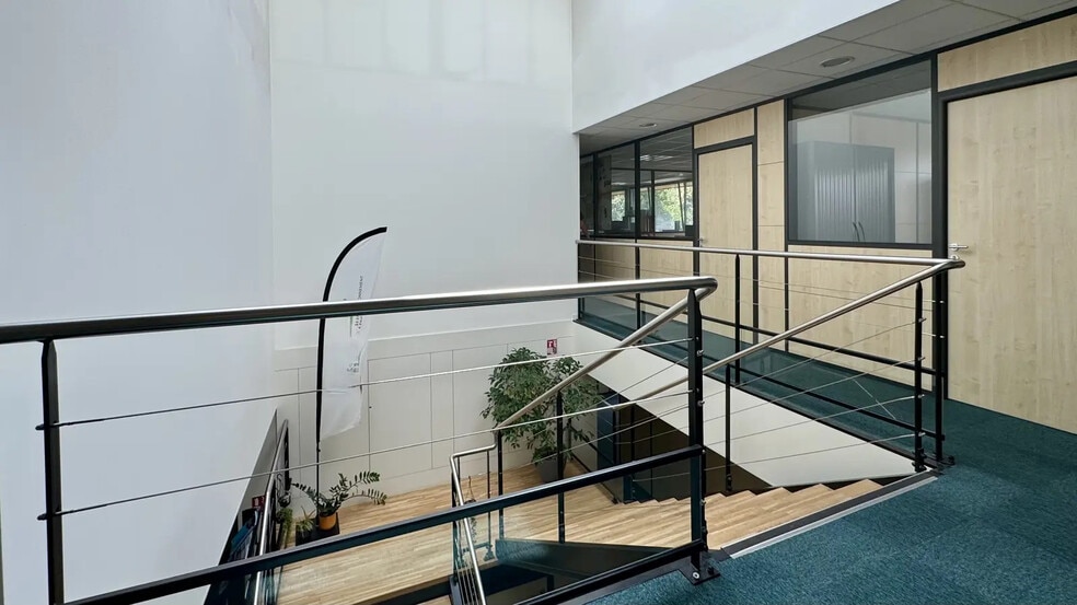 Office in Lezennes for lease - Building Photo - Image 3 of 8