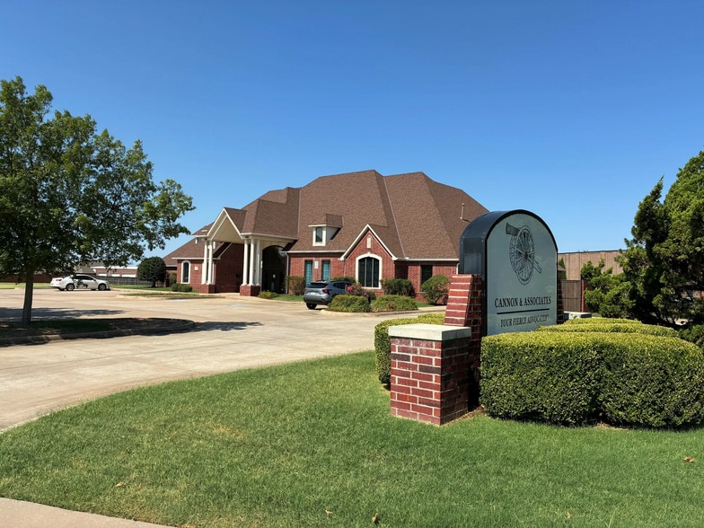 1425 S Fretz Ave, Edmond, OK for sale - Primary Photo - Image 1 of 35