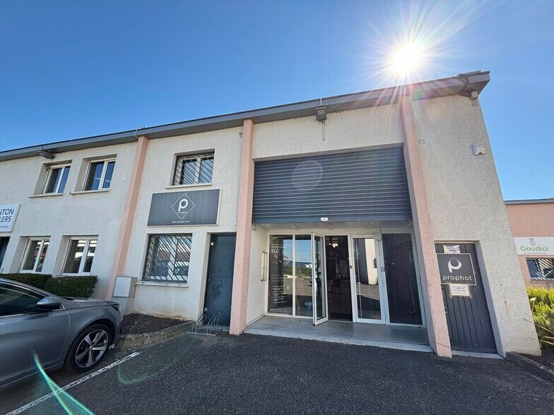 Flex dans Decines Charpieu à louer - Photo du bâtiment - Image 1 de 12