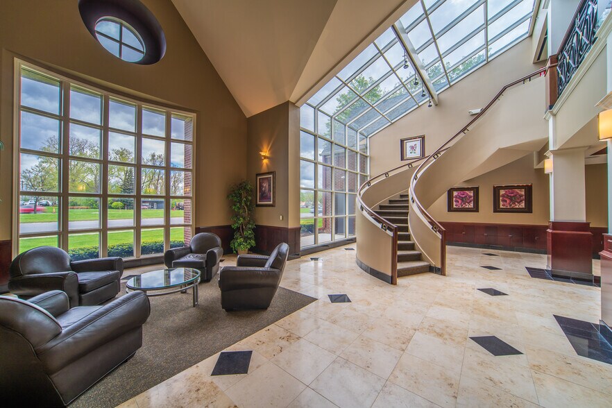 1668 S Telegraph Rd, Bloomfield Hills, MI à louer - Photo intérieure - Image 2 de 2