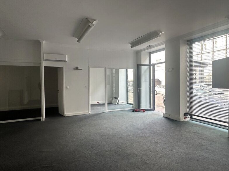Office in Lyon for lease - Interior Photo - Image 3 of 6
