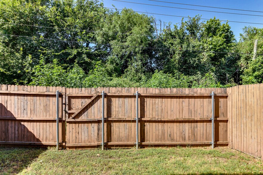 4009 & 4018 Willowrun Ln, Arlington, TX for sale - Building Photo - Image 3 of 4