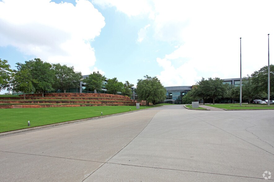 700 Hidden Rdg, Irving, TX à louer - Photo du bâtiment - Image 2 de 10