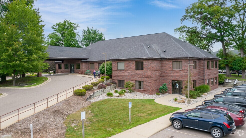 1625 Ramblewood Dr, East Lansing, MI à vendre - Photo du bâtiment - Image 2 de 21