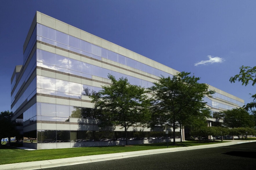 12900 Hall Rd, Sterling Heights, MI for lease - Building Photo - Image 2 of 15