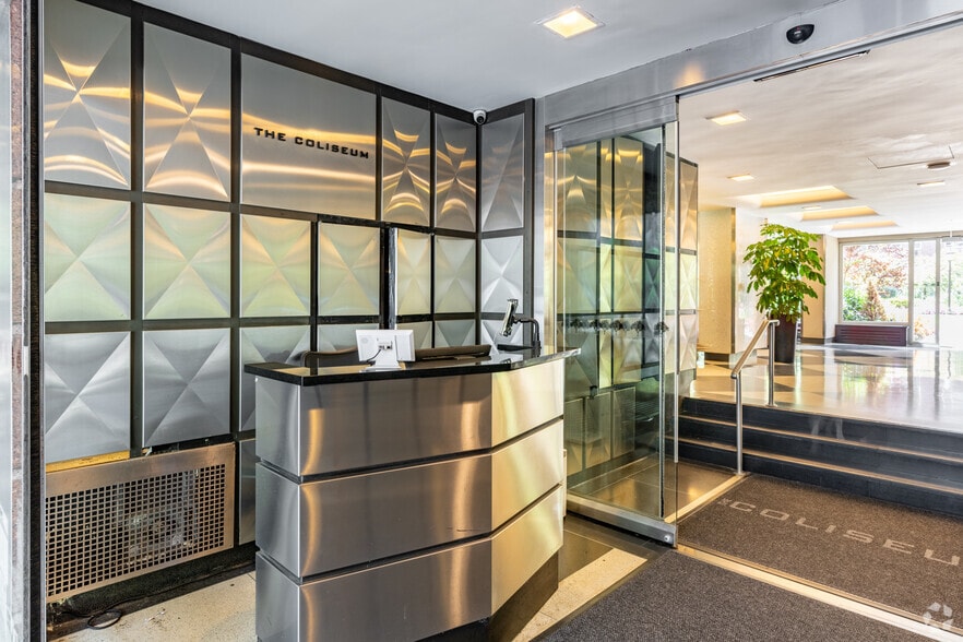 30 W 60th St, New York, NY for lease - Lobby - Image 3 of 18