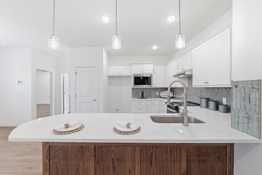 200-210 Ewell st, Granbury, TX for sale - Interior Photo - Image 2 of 28