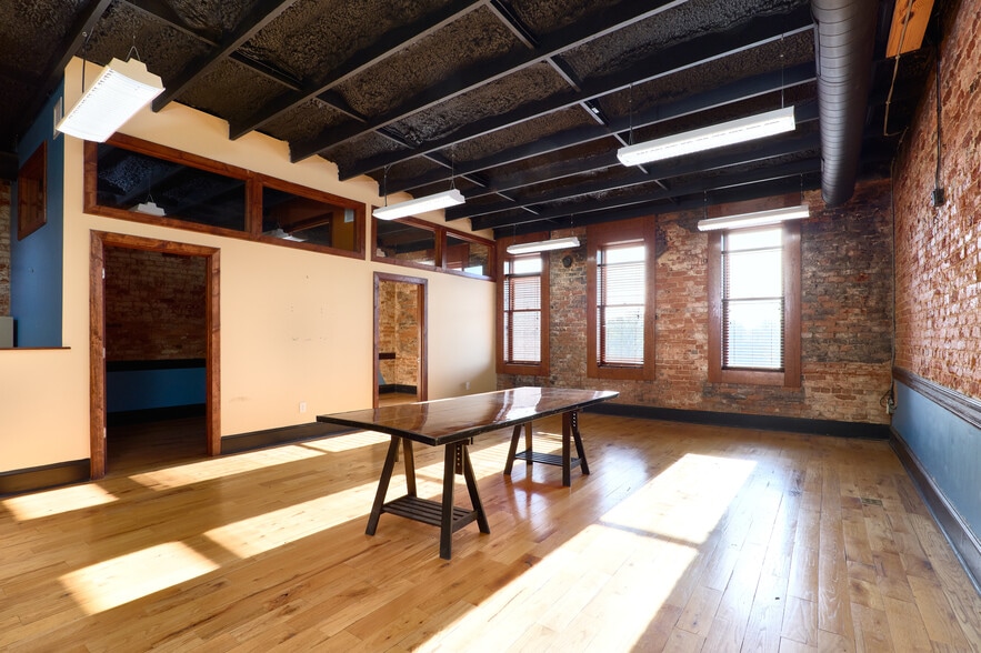 119 N Main St, Mooresville, NC for lease - Interior Photo - Image 1 of 17