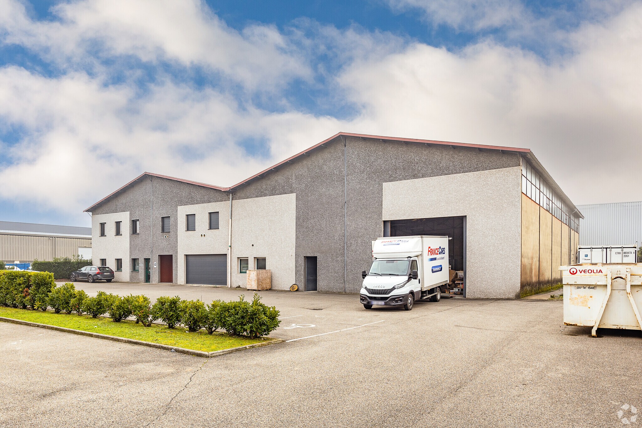 Flex in Décines-Charpieu for lease Primary Photo- Image 1 of 3