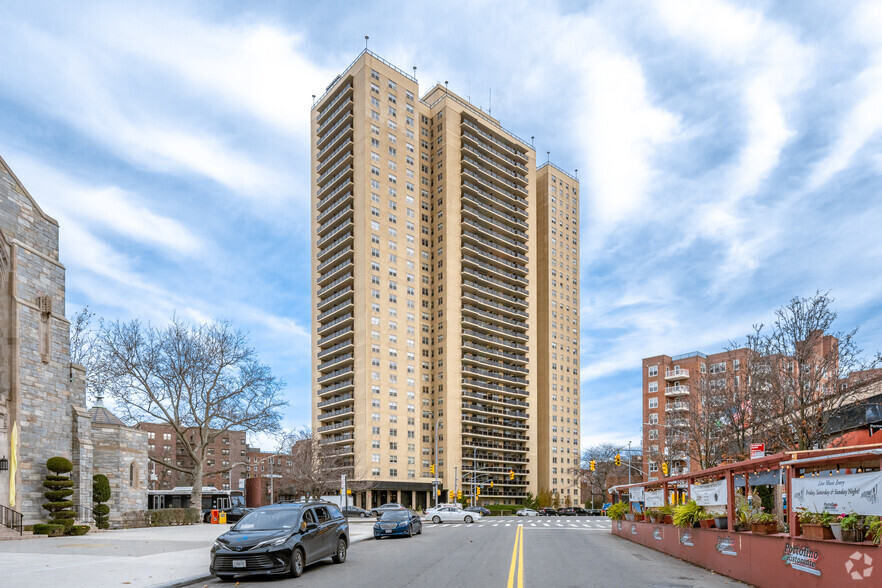 110-11 Queens Blvd, Forest Hills, NY à vendre - Photo principale - Image 1 de 1