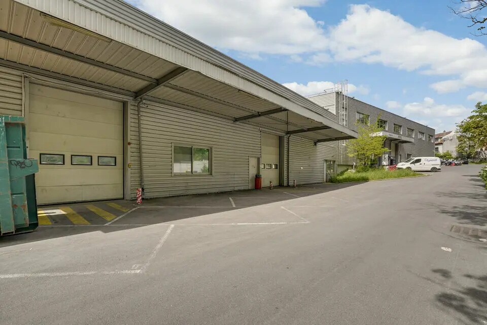 Industrial in Arcueil for lease Primary Photo- Image 1 of 4