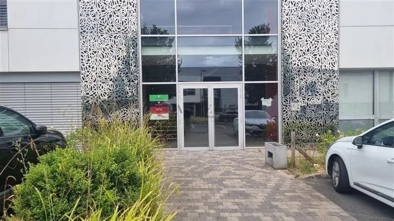 Bureau dans Sainghin-en-Mélantois à louer - Photo du bâtiment - Image 2 de 11