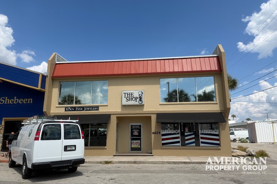 6621-6625 Gateway Ave, Sarasota, FL à louer - Photo du bâtiment - Image 2 de 7