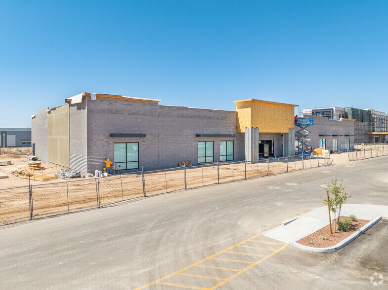 922 N Verrado Way, Buckeye, AZ for sale - Primary Photo - Image 1 of 3