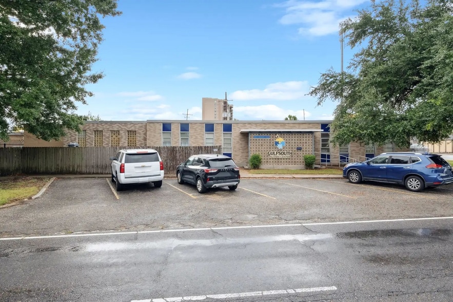 7252 Lakeshore Dr, New Orleans, LA for lease - Building Photo - Image 2 of 3