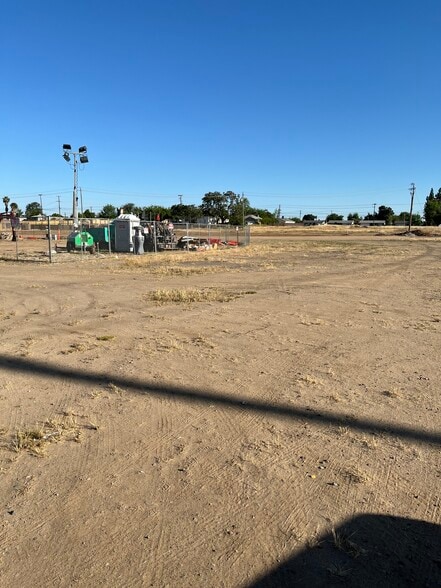 437 Cesar Chavez Blvd, Fresno, CA for sale - Building Photo - Image 2 of 5