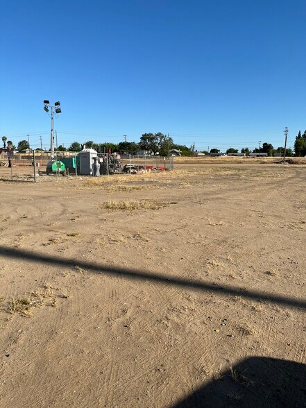 437 Cesar Chavez Blvd, Fresno, CA à vendre - Photo du bâtiment - Image 2 de 5