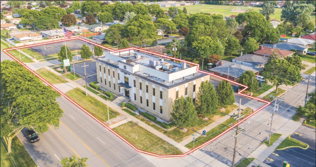 8424 E 12 Mile Rd, Warren, MI à louer Photo du bâtiment- Image 1 de 5