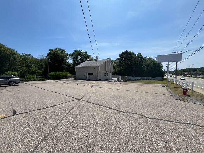 6920 Post Rd, North Kingstown, RI à louer - Photo du bâtiment - Image 3 de 11