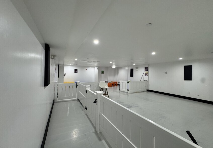 975 Manhattan Ave, Brooklyn, NY à vendre - Photo du bâtiment - Image 3 de 8