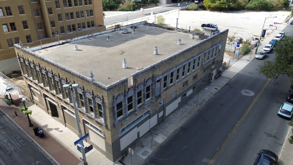 The Flats and Voss Buildings portfolio of 2 properties for sale on LoopNet.ca - Building Photo - Image 3 of 13