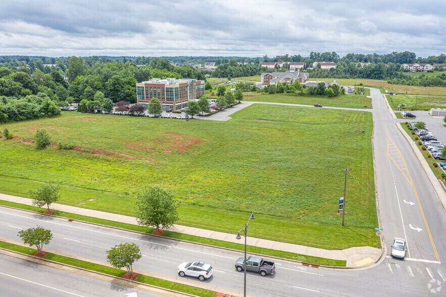 135 Chesapeake Ln, Clarksville, TN à louer - Photo du bâtiment - Image 3 de 9