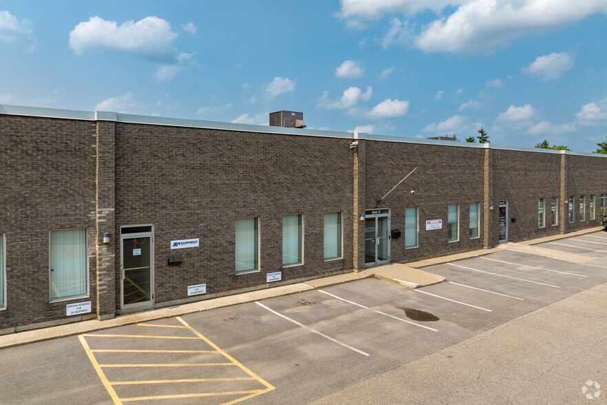 475 Edward Ave, Richmond Hill, ON à louer - Photo du bâtiment - Image 3 de 5