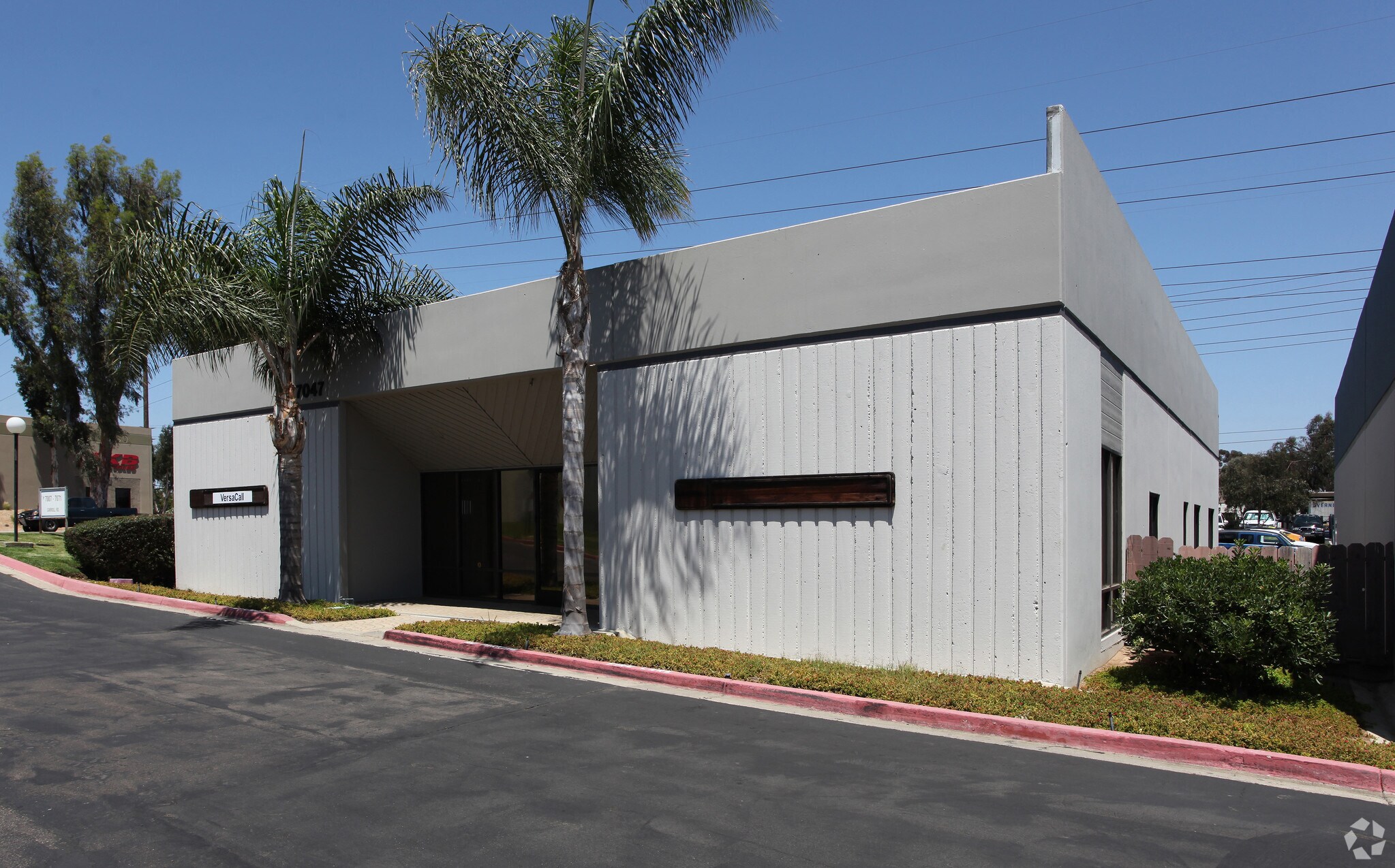 7047 Carroll Rd, San Diego, CA à louer Photo principale- Image 1 de 5