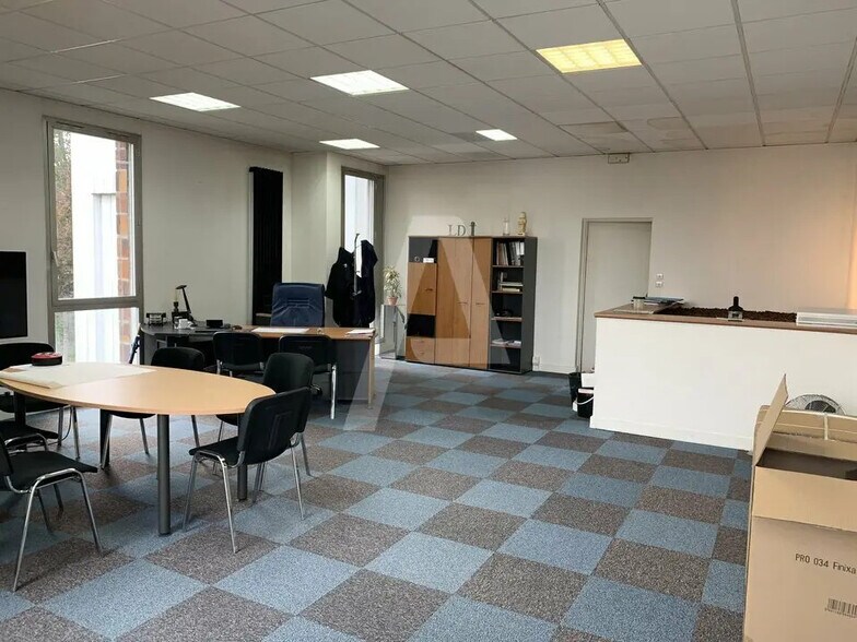 Flex in Noisiel for lease - Interior Photo - Image 3 of 3