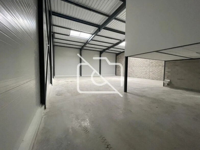 Industrial in Bondoufle for lease - Interior Photo - Image 1 of 4