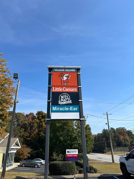 242 W Wade Hampton Blvd, Greer, SC for lease - Building Photo - Image 2 of 4