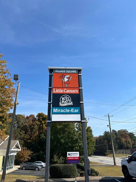 242 W Wade Hampton Blvd, Greer, SC à louer - Photo du bâtiment - Image 2 de 4