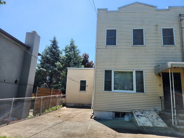 6114 56th Dr, Maspeth, NY à vendre - Photo du bâtiment - Image 2 de 17