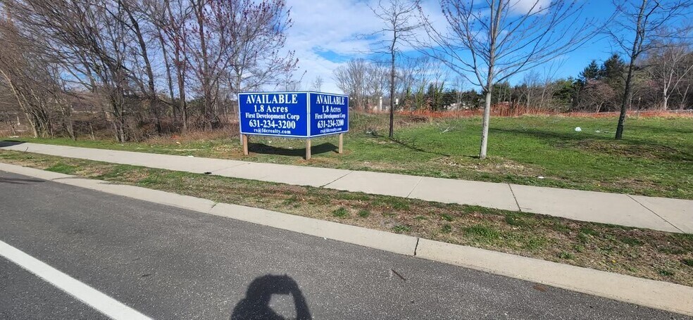 744 Smithtown Byp, Smithtown, NY à vendre - Photo du bâtiment - Image 2 de 2