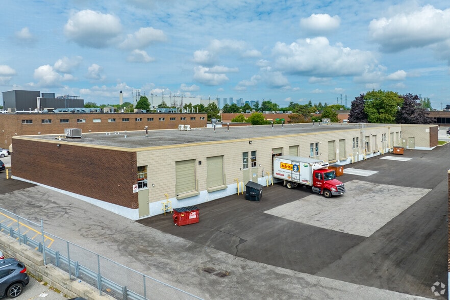 640 Petrolia Rd, Toronto, ON à louer - Photo du bâtiment - Image 3 de 5