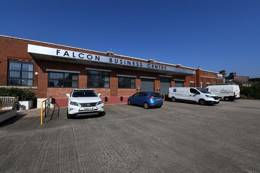 Victoria St, Oldham for lease - Building Photo - Image 2 of 5