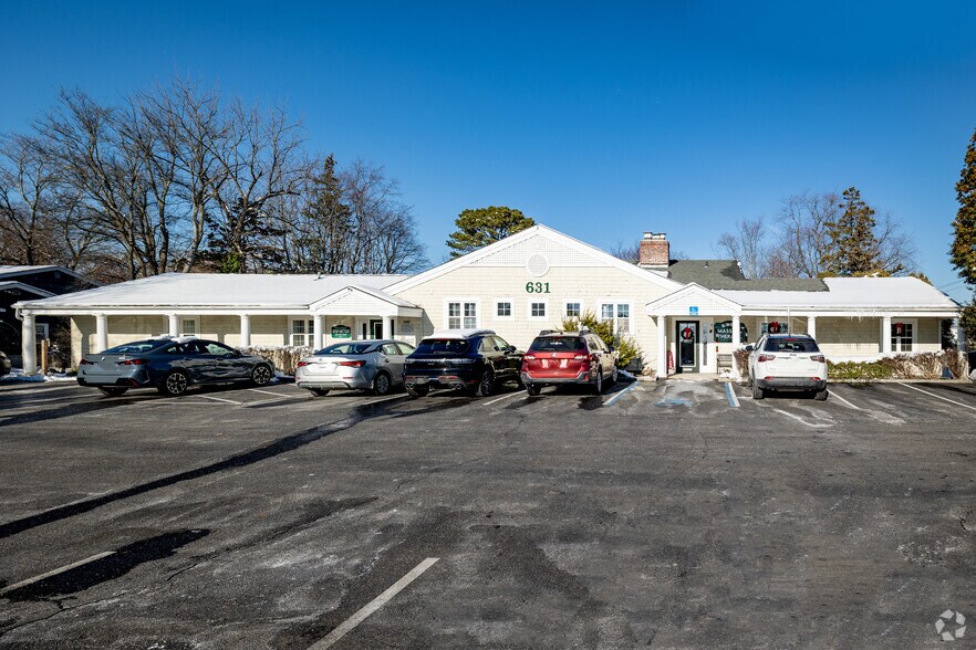 631 Montauk Hwy, West Islip, NY for lease - Building Photo - Image 2 of 5